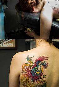 žena leđa feniks tetovaža scena