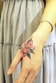 ręka dziewczyny z powrotem piękny elegancki wzór tatuażu kwiat