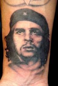tatuaggio ritratto realistico di Che Guevara da polso nero