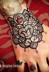 magnifique motif de tatouage de dentelle noire sur le dos de la main