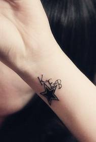 Tatuaggio totem stella piccola da polso femminile