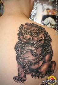 Tang-leijonan tatuointikuvio takana