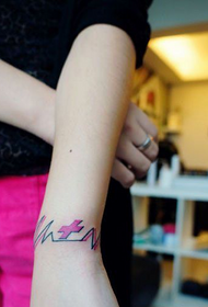 punë tatuazhesh me elektrokardiogramë të sipërm të krahut femëror