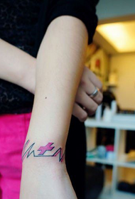 lavoro del tatuaggio elettrocardiogramma braccio femminile superiore