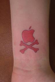 apple logo tatoveringsmønster på håndleddet