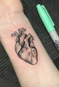 Tali pergelangan tangan cilik Gambar bangkekan cilik ing gambar tato jantung ireng