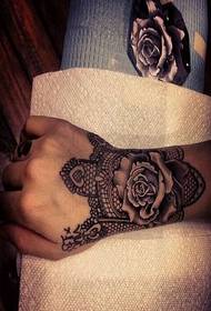 tatuaj trandafir pe încheietura mâinii