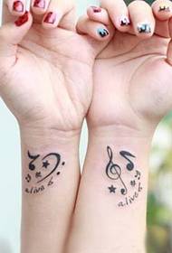 as amigas aman os brazos profundos pequenos tatuajes frescos