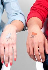 par kreativnih ruku natrag dječja kolica tetovaža uzorak
