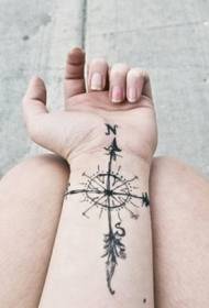 enkle sorte kompas håndled tatoveringsmønster