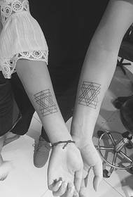 personalitat pareja canell N triangle geomètric tatuatges