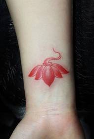schéine Lotus Totem Tattoo op der schéiner Handgelenk