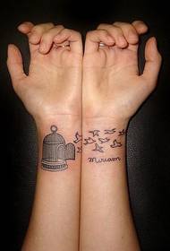 Tatuaggio di uccelli artistici di armi per ragazze