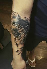 Tatuaggio polso piccolo calamaro tatuaggio giovane e vigoroso
