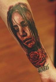 手臂女性頭像和玫瑰紋身