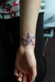 famkes pols mei fiif-punt stjer en starry tattoo patroan