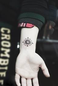 šviežia ir graži riešo maža totemo tatuiruotė