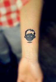 moška roka črno-beli portret srčkan tatoo