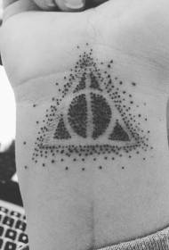 bittesmå enkel geometrisk tatovering på håndleddet