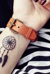 modello di tatuaggio da polso creativo nero preferito della ragazza di linea minimalista