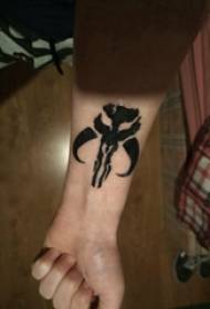 девушка тату на запястье девушка на запястье черная минималистская татуировка фото