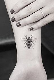 patrón de tatuaxe de abella de boneca