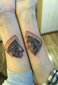 immagine creativa del tatuaggio delle coppie delle carte da gioco sul polso