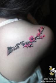 krása zadné rameno malé a krásne slivkové tetovanie