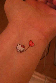 Hello Kitty tatuering med en ballong på handleden