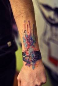 kleuren klok tattoo patroon op de pols