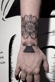 zápästie ručne maľované čiernobiele vanilkové kvety s geometrickým vzorom tetovania