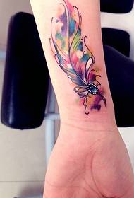 poignet petit plume de couleur fraîche tatouage est très accrocheur