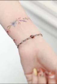 փոքր դաստակի շուրջը Fresh Garland ձեռնաշղթա Tattoo