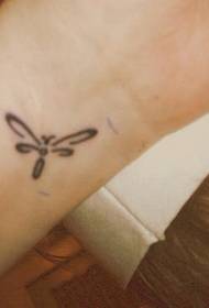 piccolo tatuaggio lucciola sul polso Modello