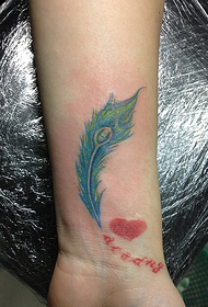 tatuaggio a forma di cuore con piuma da polso