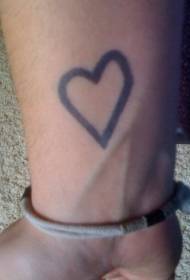 motif de tatouage coeur noir au poignet
