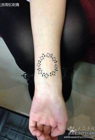 cailín beag treocht beag totem patrún tattoo garland