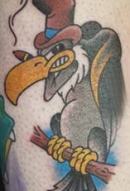Vitello dello studente maschio del fumetto del tatuaggio sull'immagine colorata del tatuaggio dell'avvoltoio del fumetto