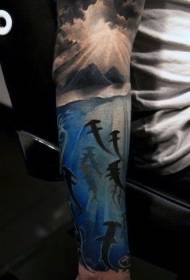 द्वीप टैटू पैटर्न के साथ हाथ का रंग शार्क