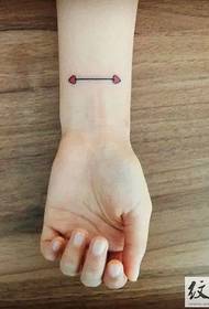 piccolo tatuaggio fresco da polso maschile e femminile