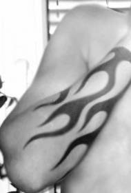 modello tatuaggio braccio fiamma nera