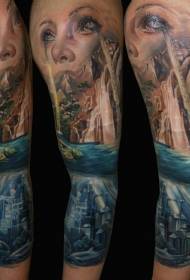 оръжие грандиозен цветен водопад с вода Под модела на татуировката на града и жената