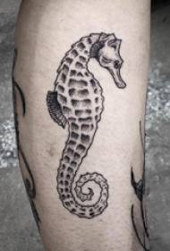 Tattoo di vitellu europeu maschile shank nantu à l'immagine di tatuaggi di hipocampu neru