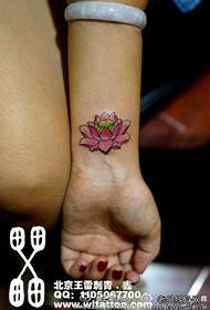 meisies pols klein en uitmuntende pienk lotus tatoeëringpatroon