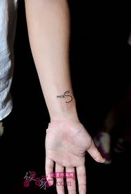 piccola immagine inglese fresca del tatuaggio del polso