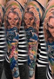 Modellu di tatuu di realista di gattu creepy è mudellu di ritrattu di donna