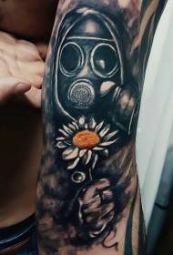 braccio maschera antigas di colore raro e piccolo tatuaggio floreale