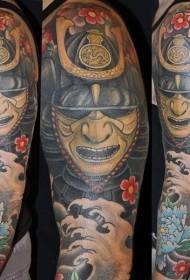 पुष्प टैटू पैटर्न के साथ हाथ का रंग एशियाई योद्धा मुखौटा