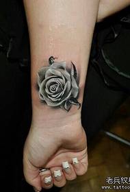 Poza de tatuaj a recomandat un model de tatuaj de trandafir feminin la încheietura mâinii