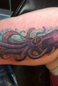 Europäesche Kallef Tattoo männlech Schank faarweg Kraken Tattoo Bild